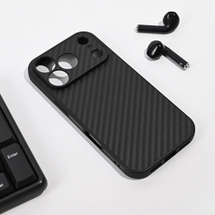 Zastitna maska (futrola) Carbon fiber - iPhone 17 Pro crna.
