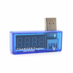 USB tester napajanja ATTEN sa LED prikazom ugaoni.