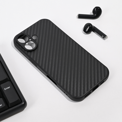 Zastitna maska (futrola) Carbon fiber - iPhone 17 crna.