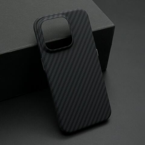 Zastitna maska (futrola) CARBON STRIPES - iPhone 15 Pro (6.1) crna (MS).